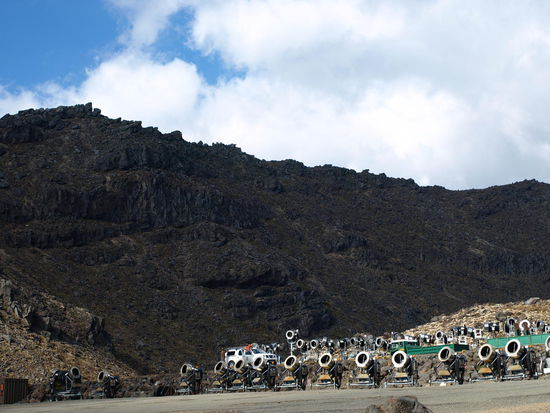 Und oben im Skigebiet, am Parkplatz, lauter Schneekanonen