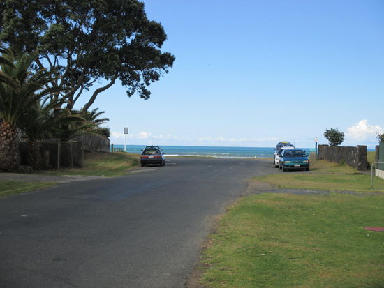 Der Weg oder besser gesagt die Straße vom Motel zum Strand - wirklich "weit"