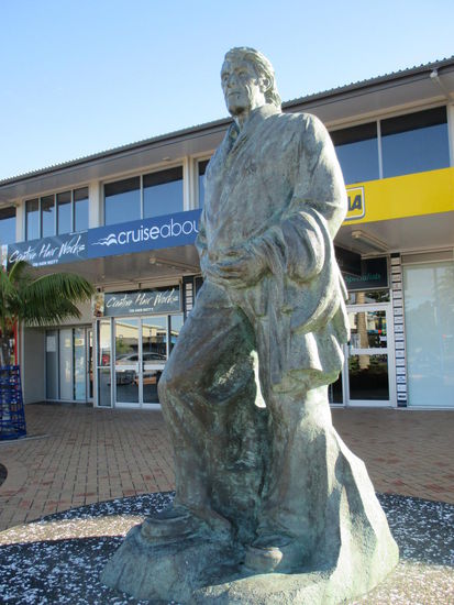 Im Zentrum von Orewa steht eine Sir Edmunt Hillary Statue, da er nur einige Kilometer Außerhalb von der Stadt wohnte und sozusagen Bürger der Stadt war