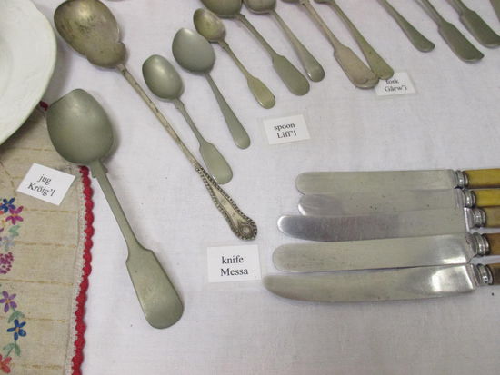 und auch über die zweisprachige Beschriftung - Englisch und Egerländisch