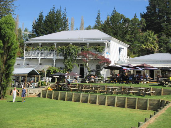 Puhoi Hotel mit Bar