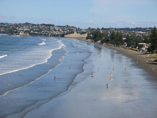 Von einem Ausichtspunkt der Blick auf den Strand von Orewa - mittlerweile war dann doch einiges los