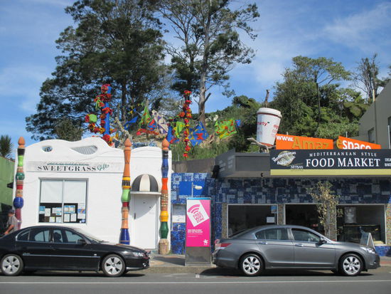 Gegenüber der öffentlichen Toilette der Hundertwasserpark
