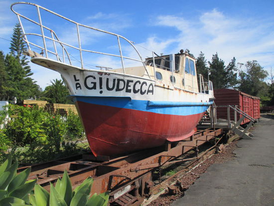 Hundertwasser's Boot steht jetzt am Bahnhof