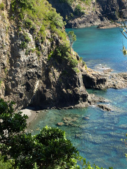 Die Küstenlinie auf der anderen Seite der Bucht