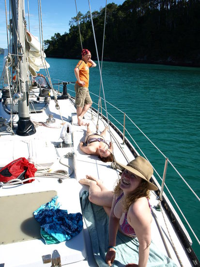 Nach dem Mittagessen und den Schwimmeinlagen einiger an Board hieß es "Faulenzen" - Thomas, Sabrina und Chantal