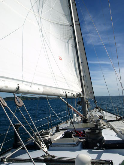 Und dann ging es wieder mit Wind in den Segeln weiter durch die Bay of Islands