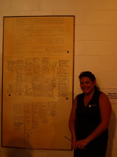 Denise war meine Führerin und erklärte die Punkte des Vertrags aus Sicht der Maori - Denise vor einer Kopie des Vertags von Waitangi