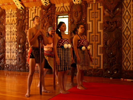 Im Versammlungshaus ging es dann weiter mit Einblicken in die Maorikultur