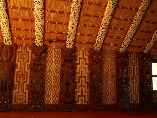 Die Schnitzereien im Versammlungshaus