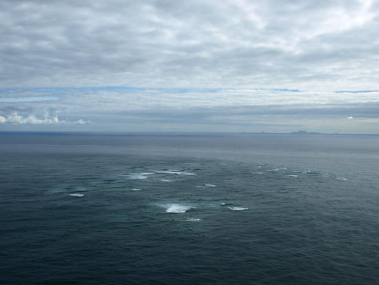 Die Tasmansee zur Linken (Westen) trifft auf den Pazifik zur Rechten (Osten)