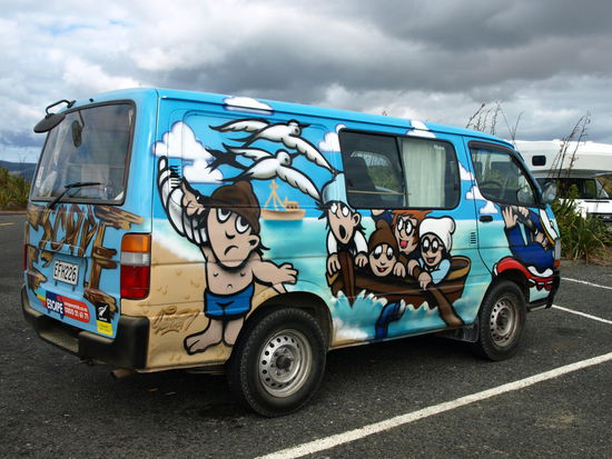 Zürück am Parkplatz hatte sich ein Campervan zu meinem Auto gesellt und die Figuren kamen mir doch ziemlich bekannt vor. 