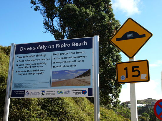 Ein Schild wie man sich mit dem Auto auf dem Strand verhalten soll