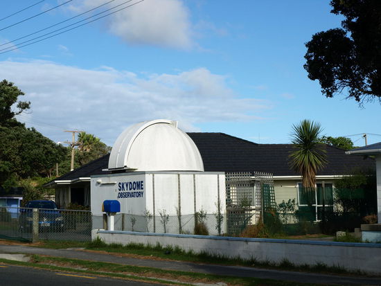 Neben dem Cafe ein Wohnhaus mit eigenem Observatorium.