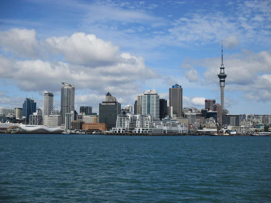 Die Skyline von Auckland von der Fähre aus