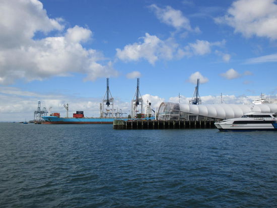 Der Frachthafen von Auckland ist nicht groß aber dafür neben dem Fährhafen, also so gut wie mitten in der Stadt