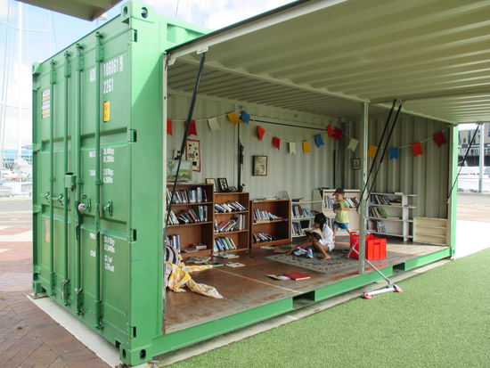 An der Hafenpromenade ein "Bücher"kontainer