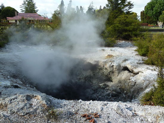 Überall dampft und qualmt es auch mitten in der Stadt