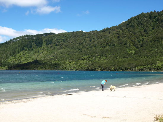 überfüllter Strand am Ufer des Blue Lake