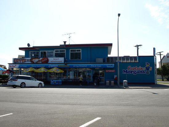 Am Eingang zum Campingplatz auf der anderen Seite befindet sich ein Fish and Chips Laden 