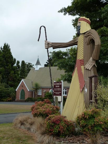 Sogar die Kirche hat sich einen Blech-Hirten geleistet 