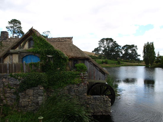 Über die Brücke vorbei an der Mühle......