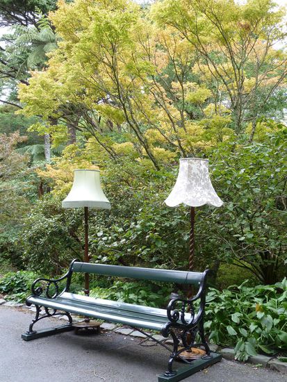 komisch geschmückten Parkbänken