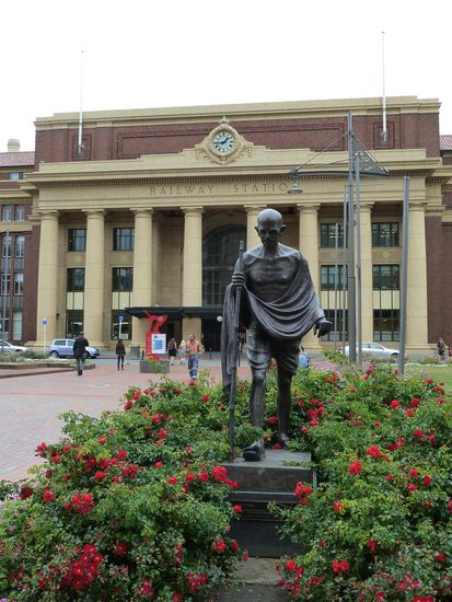 Bahnhofsgebäude mit Ghandi Statue