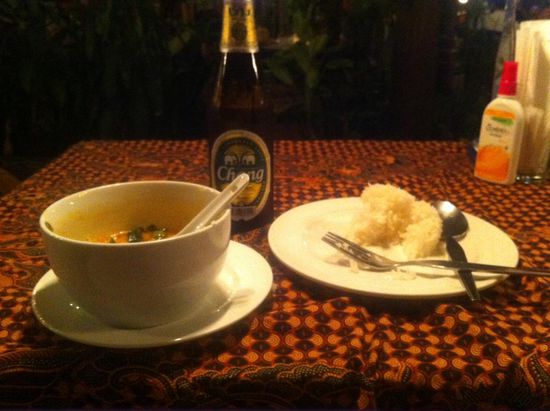 Die Soi 9 ist die dunkelste und unbelebteste der umgebenden Straßen und ich denke noch, toll - das wird ruhig  Im Zimmer angekommen stelle ich fest, dass zumindest schonmal die Aircondition alles andere als ruhig ist und frag mich noch, warum eigentlich die Vorhänge zu sind 
Tatatttatatataaaa vor'm Fenster ist die Nana-Station und ich sehe jeden da drüben ganz genau - allet klar, dann die Air-Condition aus - ok die hat das zwar übertönt, aber ruhig ist wirklich anders  Egal, es ist direkt um die Ecke von nem netten Pub und in der Soi 11 gab's dann endlich ein leckeres Red Curry auf Kissen halb liegend! Puh - Bangkok ich bin gelandet!