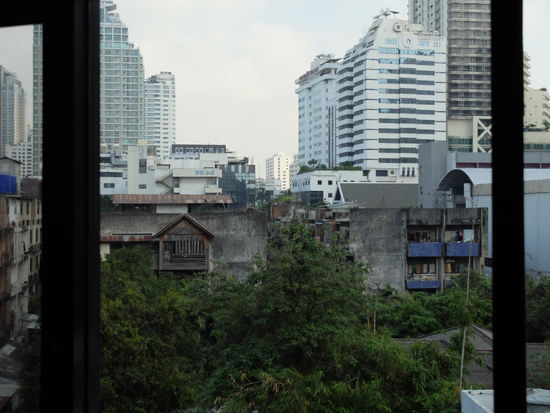 Früh am morgen gehts raus - oben der Ausblick hinten aus'm Hotel! Es ist noch nicht wirklich heiß und ich bin noch müde---Bed and Breakfast stellt sich als leichte Verarschung raus - ich "darf" im Pub um die Ecke essen. Naja, der Kaffe ist gut aber French Toast ist nicht wirklich mein's aber wohl hier die beste wahl für mich. Egal - ich hab viel vor und deshalb noch'n Happen davon und noch'n Kaffe und los gehts. 
Ich hab die Bedienung gefragt, obs unproblematisch ist, zum Königspalast zu Fuss zu gehen, wegen der Demonstrationen - die haben mich mit riesen Augen angeschaut und gelacht - zu Fuß???? Das macht hier keiner...ich ja 