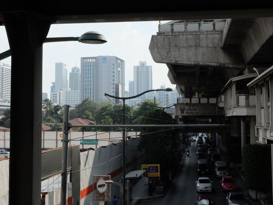 Auf dem Weg bauen langsam alle ihre Stände auf, die Stadt erwacht, aber der Verkehr ist auch jetzt schon heftig für mein Empfinden. Ich komme dann tatsächlich doch in die Gebiete der Demos, aber es ist entspannt. Einige Lautsprecher und Leinwände, Leute liegen und sitzen rum und einige Wege und Straßen sind gesperrt, aber es ist vollkommen entspannt.  Vorallem weil da kein Verkehr ist  Die Sonne steigt...