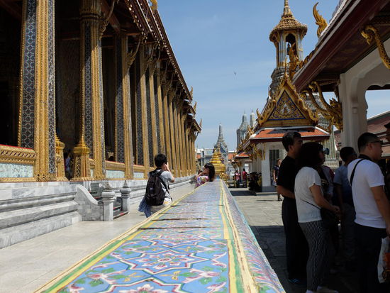 Naja, ich bin nicht die beste Fotografin, aber vielleicht kann man trotzdem den Prunk und die Schönheit erkennen - beeindruckend! Den Innenraum der großen Halle durfte man nicht fotografieren - Wahnsinn! Viel Gold und Glitzer und der Jade-Buddha tront auf einem großen 4-stufigen Altar über den davor kniedenden, sprachlosen Betrachtern...
Nachdem ich mir ne leckere Mango geholt habe bin ich dann weiter zum Wat Pho - quasi um die Ecke, allerdings war die Sonne mittlerweile für mich gefühlt gnadenlos. Ich war froh, dass es da ein Gratis-Wasser gab, denn meine 1,5 l waren leider schon leer. Da habe ich mich dann auch nur noch auf den liegenden Buddha beschränkt.