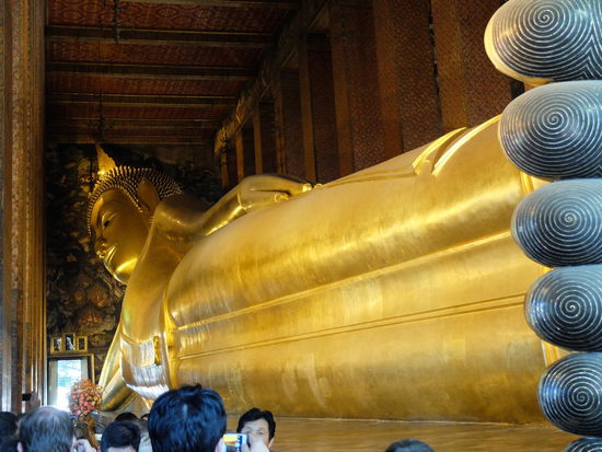 Von dort gings dann mit dem Expressboot weiter, leider bin ich zu früh raus - leicht verpeilt ---- und mußte dann wieder weiter zu Fuss, aber auch das war wieder ein krasses Erlebnis --- überall Menschen die irgendwas Essbares oder Klamotten oder irgendwelches Zeug verkaufen und dann auf den Hauptstraßen der heftige Verkehr. Von den Abgasen wurde mir langsam übel, aber dafür konnte ich mittlerweile gekonnt die Straße überqueren ohne das Gefühl zu haben, mein Leben zu riskieren  klappt ja bei den Thais auch  An der BTS-Station Saphan Taksin hab ich erstmal n Pad Thai gegessen und fand's echt lecker - kein Wunder, dass es das überall gibt  dann zurück und erstmal im Hotel geduscht und geschlafen. Der Abend war dann ruhig - 2 Singha-Beer und etwas Kontakt zur Außenwelt  und das bunte, geschäftige Treiben in der Sukhumvit wirken lassen...man man diese ganzen Männer mit den schönen Thai-Frauen. Aber so funktioniert die Welt nunmal 