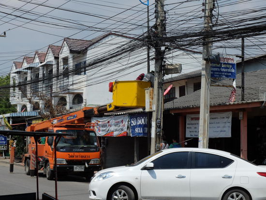 ich glaub die reparieren da was - hauptsache bei dem Chaos sehen die durch 