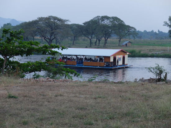 Der letzte Schrei hier - Karaokeboote  witzig wenn man so schräge Stimmen hört die einfach vorbei ziehen - zum Glück 