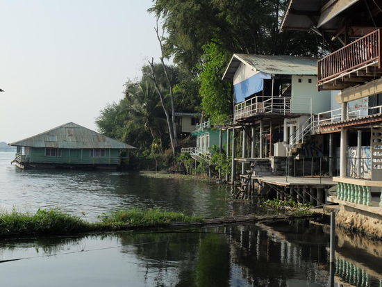 Das ist von der Brücke die mein schwimmendes Heim mit dem Rest verbindet - rechts vorne ist der Rest vom GH  oben die tolle Terrasse mit bestimmt 10 Tischen oder mehr.