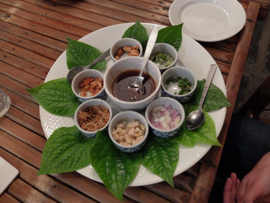 Das absolute Highlight - man nehme von jedem etwas - Ginger, Limette, Chilli, Charlotten, getrocknete Shrimps, Erdnüsse und geröstetete Kokosnussflocken - alles in einen Blattkelch füllen, nen Klecks Sauce oben drauf and then chew it slow ----- Geschmackserlebnis ohne Ende!