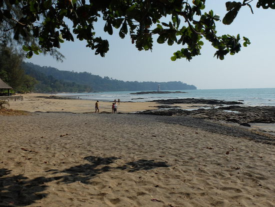 Da so kurz vorm Leuchtturm war ich heute früh schwimmen - da gibts tatsächlich nen kleinen Weg durch die Hotelanlagen durch, den man als normal Touri nutzen kann - hätte ich nie gefunden ohne den Mann.