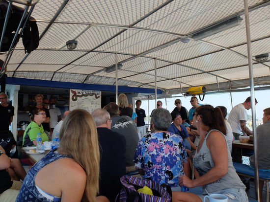 full house an Board - die Vorstellung wer mit wem und Essen und Plan für den Tag....und falls man ne Tablette gegen Übelkeit benötigt, dann gibts auch die...Tauchen, Schnorcheln, alles dabei 
Insgesamt waren wir wohl so 50 Leute...