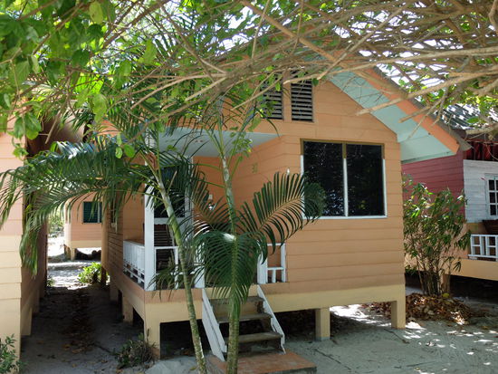 mein Bungalow - großes Doppelbett und vor dem Fenster vorne auch nochmal so'ne Liegefläche und ordentlich Ablagemöglichkeiten, Kleiderbügel und kleines Bad --- für mich echt Luxus!!! 24h Strom und WiFi - wirklich alles rundum sorglos...