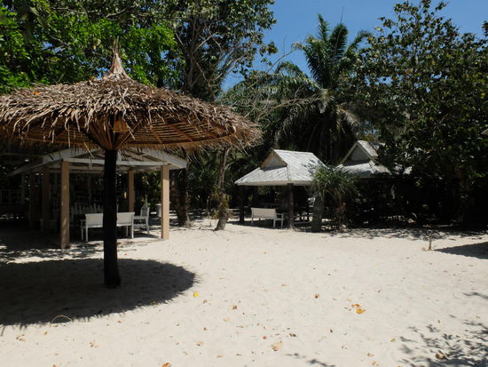 links und rechts "Restaurant" und public area mit wifi --- rechts Rezeption und Küche..