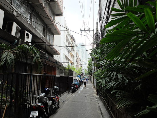 Der Tag fing ganz passend an - ich hab mir 'n Kaffe bei McDoof geholt und etwas zu essen vom 7eleven, weil ich keine Lust auf große Wege hatte und dann fing es kurz an zu regnen...ich dachte mir, paßt irgendwie zur Stimmung, denn ich hab die Nacht kaum ein Auge zugetan. Deshalb hab ich auch mal ein Foto vom Fenster in meinem Zimmer gemacht 