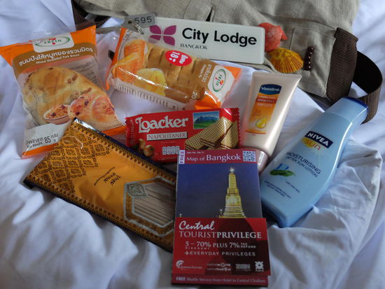 Und dann wurde es kompliziert - voller Elan habe ich bei Air Asia und NOK die Preise verglichen und jeweils konnte ich den Flug nicht buchen wegen irgend nem Problem mit meiner Kreditkarte  So ein Schei...benkleister!
Aber gibt ja ne Hotline - die von Air Asia konnte ich nicht erreichen, aber den deutschen kompetenten Mitarbeiter meines Kreditinstituts....naja, der hat erstmal nicht wirklich geholfen, aber ich habe dann nach ewigen Hin und Her selber herausgefunden, wo wohl das Problem liegt und nochmal mit nem netten deutschen Bearbeiter telefoniert - und siehe da: ich hab's mit ihm gelöst und einen Flug gebucht. Dann spinnt meine SIM Karte rum und schreibt mir, ich solle doch dringend Guthaben aufladen und ich frag mich, wie kann man in 2 Tagen 2 GB verbrauchen?!? Also nächste Hotline angerufen und trotz meines komischen Englisch haben der Typ am anderen Ende und ich tatsächlich klären können, dass die 2GB damit nicht gemeint sind, sondern nur Sprache/SMS --- häh ah ja, na gut wenn Du das sagst - komisches System, aber ok. Daten fließen über's iPhone und gut is 
Ich hab mich dann erstmal ordentlich eingecremt und mir so 2-3 Alternativen überlegt und das erste war - der Pratunam-Markt. Ich bin in den Sky-Train und Chit Lom raus - ein der Stellen, wo die Demonstranten ihre Lager aufgeschlagen haben. Von dort zu Fuss in südliche Richtung die Chit Lom hoch --- und wie immer fast die einzige zu Fuss  Auf dem folgenden Bild sieht man unten links hinter den Kabeln einen mutigen Verkehrspolizisten mit weißen Helm - keine Ahnung wie man drauf sein muss, um das zu machen, aber Respekt - es funktioniert 