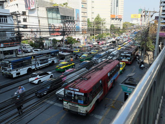 Der Blick in die andere Richtung zeigt diese krassen Unterschiede ein bißchen - diese riesigen, weißen, imposanten Tower und unten diese grauen Buden, der übelste Verkehr mit mehr Abgasen als alle Trabis zusammen und diese geilen Verkabelungen  dazu die Leuchtreklamen in Übergröße und dagegen die alten Frauen, die Taschen nähen oder Hähnchen am Spies anbieten in ihrer Garküche....faszinierend, anders, ein Erlebnis in jedem Fall!!!!
