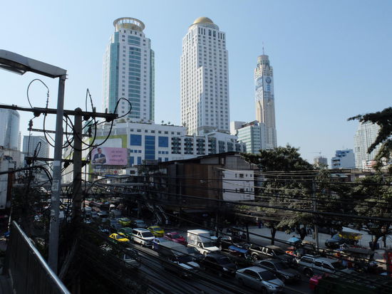 Ich bin dann ziemlich entspannt durch den Markt und hab ein bißchen Zeug gekauft - haggle ist noch nicht so richtig meins - aber mehr hab ich geschmunzelt über all das Zeug was die welt nicht braucht.
Danach bin ich dann wieder den Rückweg angetreten, dieses Mal über die Ratchadamri - Richtung Central World Center - BTS Chit Lom ...und das war ein Erlebnis, denn der Verkehr hat sich ohne Ende gestaut und wir sind irgendwie alle durch die Taxen, TukTuks, Mopeds und Fahrräder durchgegangen und in der Luft lag ein Hauch von Live-Musik...nachdem ich dann die Sperren der Demonstranten durchquert habe wurde dieser Hauch immer deutlicher. Tatsächlich - Live-Musik und die singen "Don't you cry" von Guns'n Roses -- Toll!!!