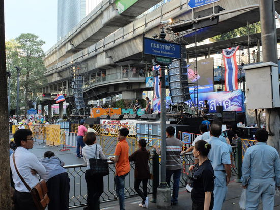 Entspannt und doch bestimmt und kämpferisch - eine gute Art, ein Zeichen zu setzen...
Danach bin ich in's Central World und wollte eigentlich die vom Loose beschriebene Dachterrasse mit Ausblick besuchen, aber ich hab wohl die falsche in der 7. Etage gewählt - Ausblick nicht wirklich, dafür die Stimmung von der Straße bei ner Tofu-Suppe und entspannt sitzen.
Beim Weg zurück fand ich es toll zu sehen, dass auf der anderen Seite der Kreuzung im Erawanschrein die Menschen ihre Ruhe/Gedenkpause finden...wirklich toll wie die Menschen mit der Situation umgehen --- lautstarke Worte, klatschen, Musik und entspanntes Dasein.