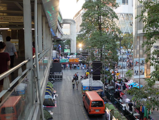 Dann bin ich in die Bahn und hab festgestellt - Rush Hour ist echt heftig  ich wurde irgendwie rein und wieder raus gedrückt - und dann gab's zum Abschluss heute mal 3 Chang-Beer, da ich ein nettes Gespräch mit nem Australier hatte ---- mein Englisch hat wohl gereicht dafür 
Jetzt hoffe ich, besser zu schlafen - morgen geht's nach Chiang Rai...