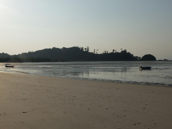 die Bucht ohne Wasser - so ist es morgens und späten Nachmittag --- ich schätze 1km geht das Wasser weg --- am anderen Ende bei Mr Gao ist das Wasser kaum weg, also besser zum ganzen Tag schwimmen...