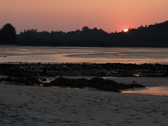 ...Licht aus und die Welt wird dunkel  ohne Taschenlampe ist man hier ziemlich lost, außer wenn die Büsche nicht zu dicht sind über dem Weg - dann leuchtet der lächelnde Mond den Weg