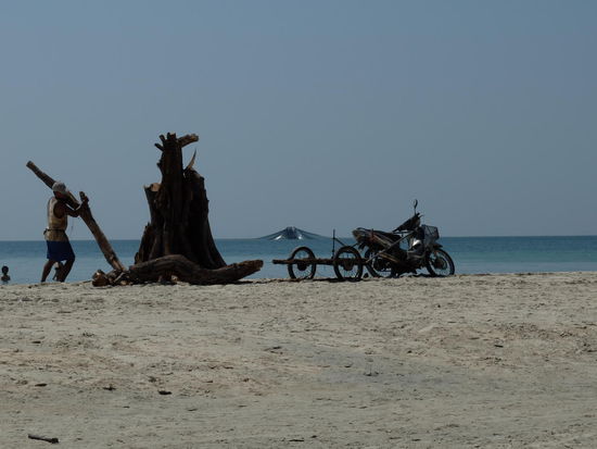 Der einzige Strand wo die Leute auch mit Mopeds rauffahren...naja für ihn ist es bestimmt toll, das Holz nicht so weit schleppen zu müssen 